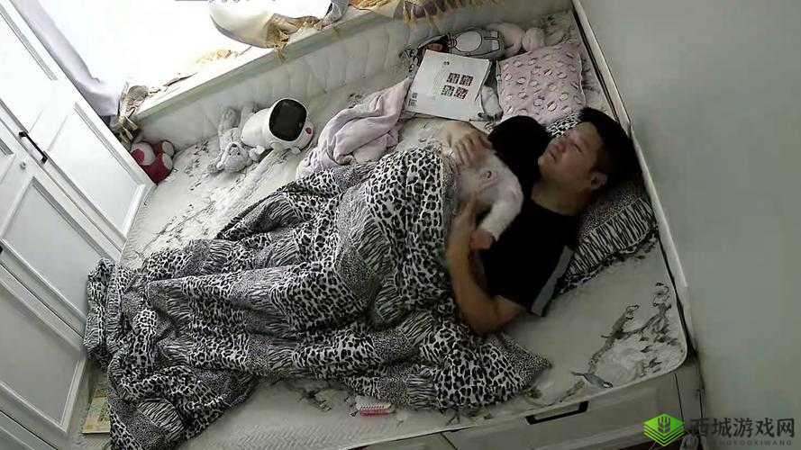爸爸半夜装睡，配合孩子趴趴